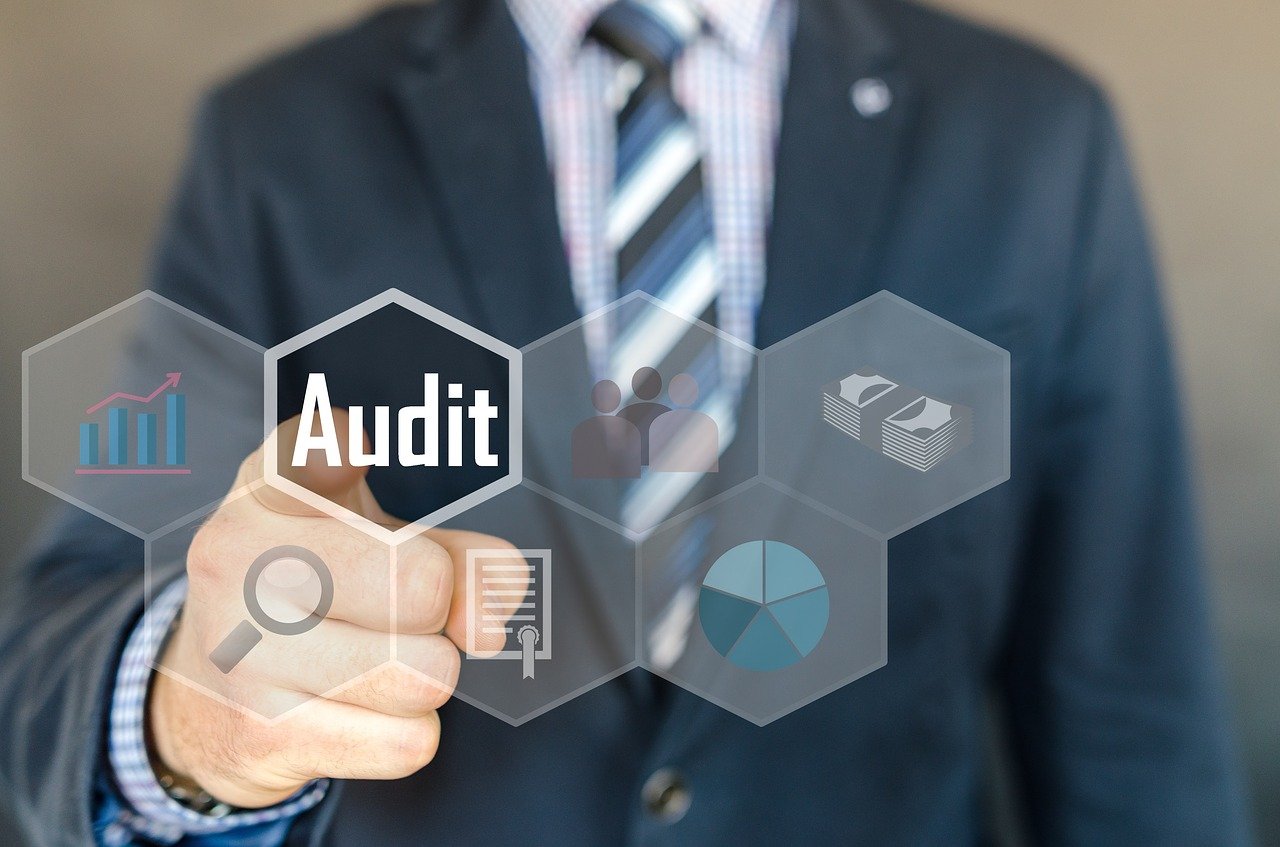 What are the advantages of contract management software?